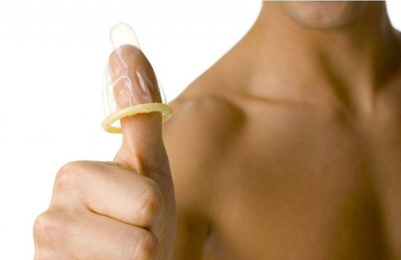 Hình 5: Sử dụng bao cao su đúng cách giúp ngăn chặn bệnh đường tình dục