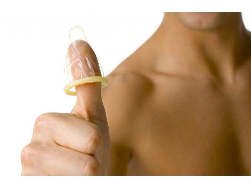 Hình 5: Sử dụng bao cao su đúng cách giúp ngăn chặn bệnh đường tình dục