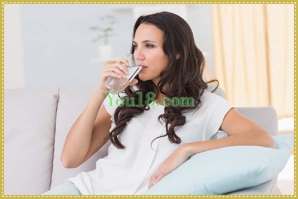 Uống nước nhiều để cải thiện sức khỏe sau khi quan hệ